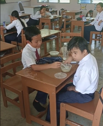 bocah SD menyuapi temannya © 2023 brilio.net bocah SD menyuapi temannya © 2023 brilio.net