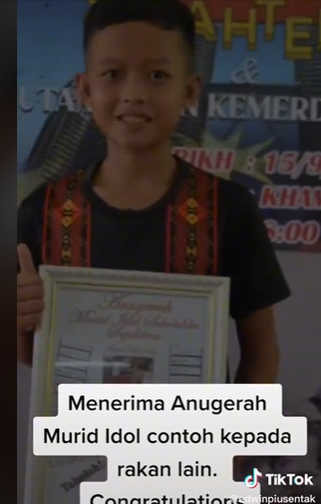 bocah SD menyuapi temannya © 2023 brilio.net bocah SD menyuapi temannya © 2023 brilio.net