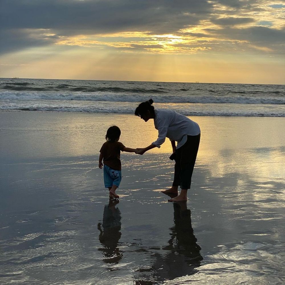 potret terbaru model video klip dewa 19 yang sekarang jadi hot mom © berbagai sumber