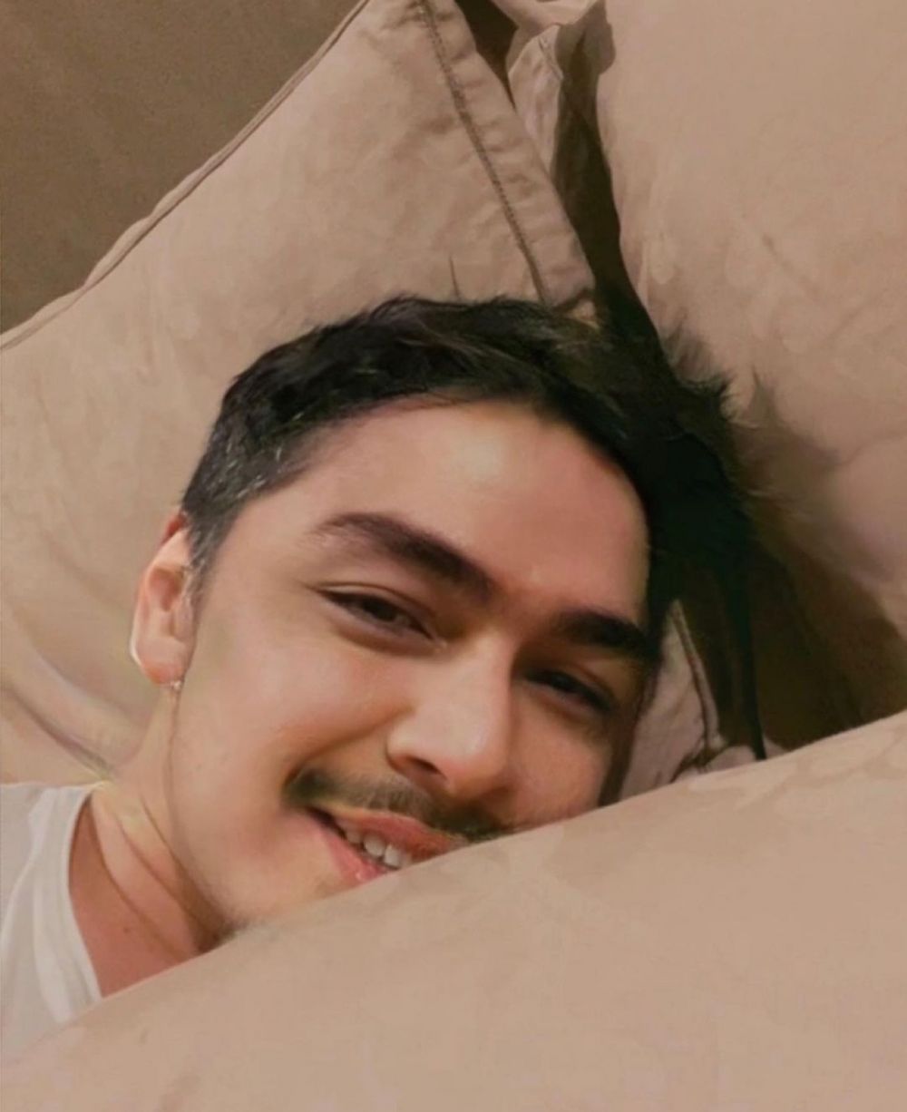 Seleb pria ini dijuluki vampir karena punya wajah awet muda © 2023 brilio.net