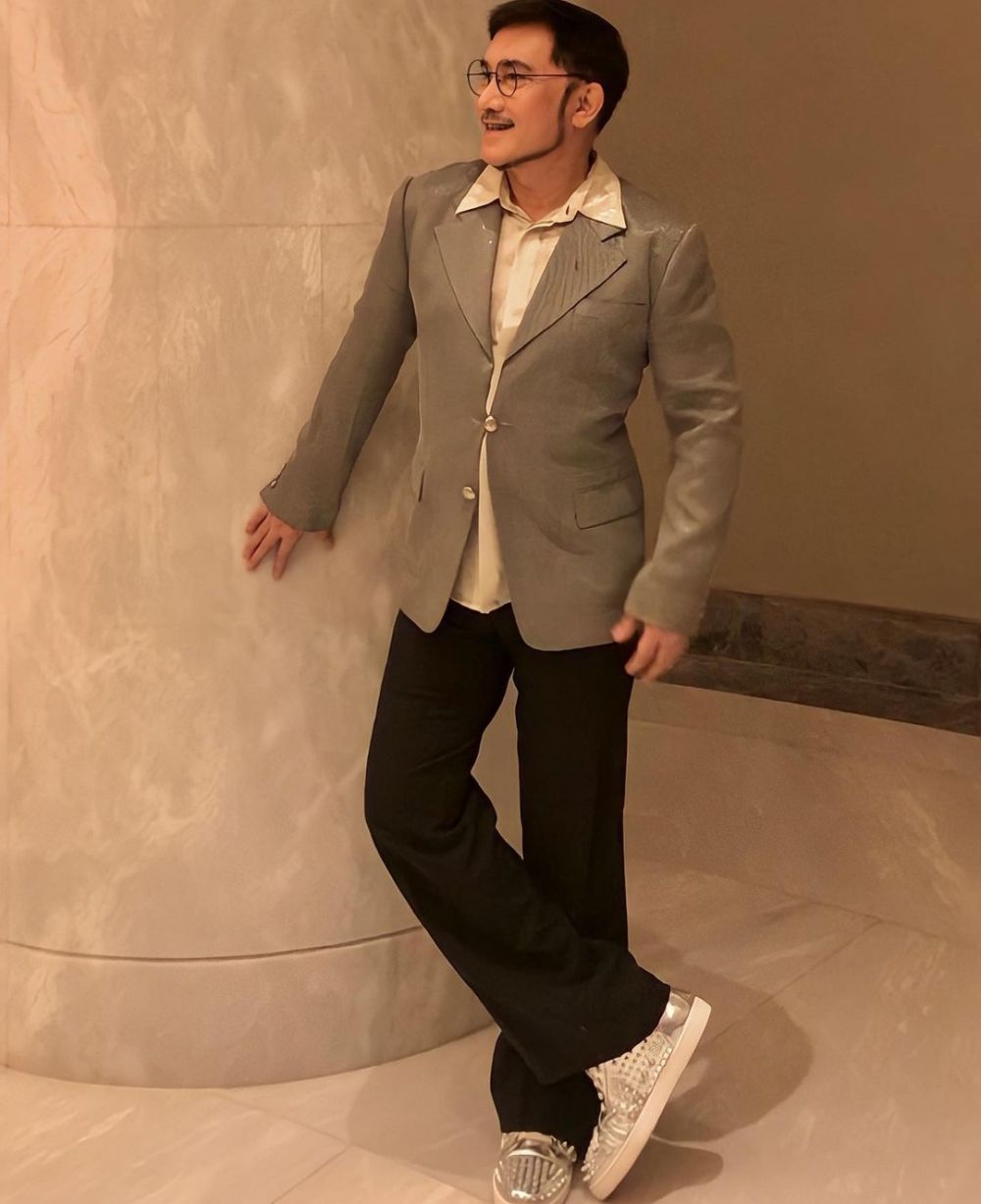 Seleb pria ini dijuluki vampir karena punya wajah awet muda © 2023 brilio.net