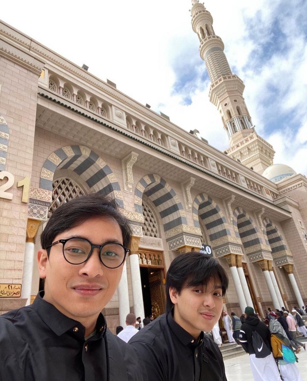 Seleb pria ini dijuluki vampir karena punya wajah awet muda © 2023 brilio.net