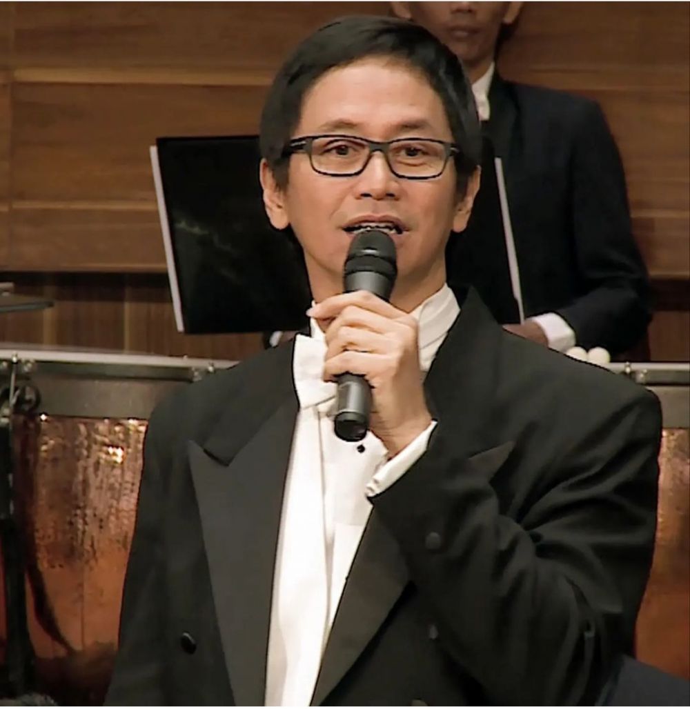 Seleb pria ini dijuluki vampir karena punya wajah awet muda © 2023 brilio.net