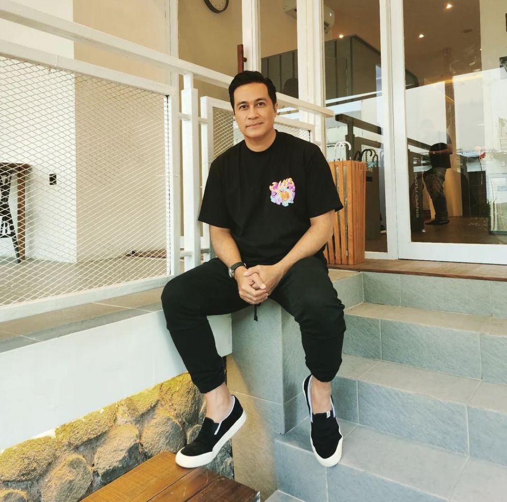 Seleb pria ini dijuluki vampir karena punya wajah awet muda © 2023 brilio.net