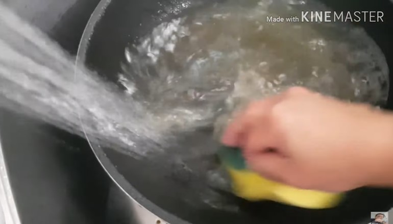 Cuma butuh 3 menit, ini cara bersihkan bagian dasar teflon gosong pakai 1 bumbu dapur