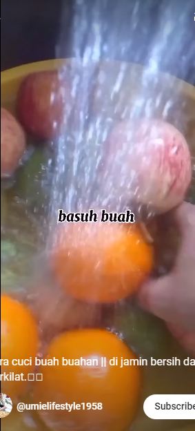 Cuma pakai 2 bahan dapur, ini cara mencuci buah agar permukaanya mengilap