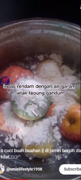 Cuma pakai 2 bahan dapur, ini cara mencuci buah agar permukaanya mengilap