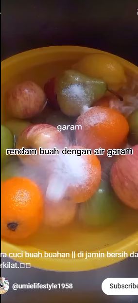 Cuma pakai 2 bahan dapur, ini cara mencuci buah agar permukaanya mengilap