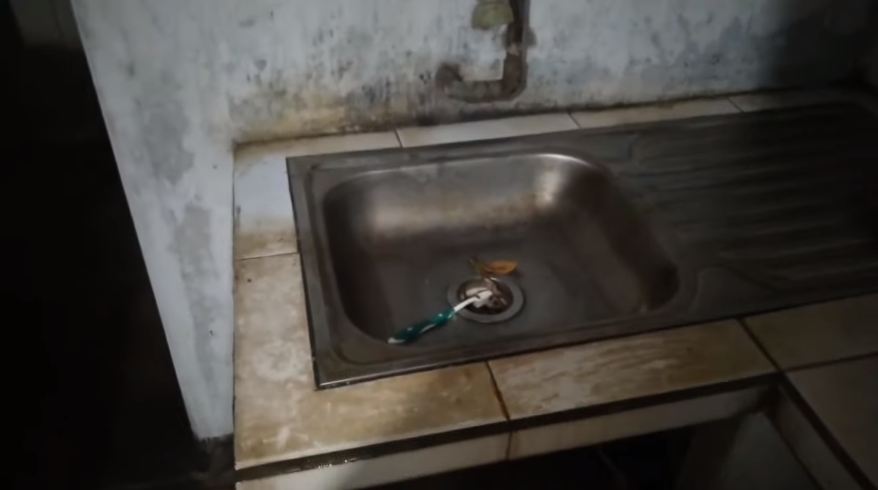 Cara ampuh hilangkan kerak di bak cuci piring, kinclong seperti baru
