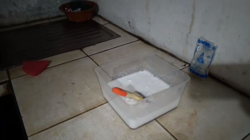 Cara ampuh hilangkan kerak di bak cuci piring, kinclong seperti baru