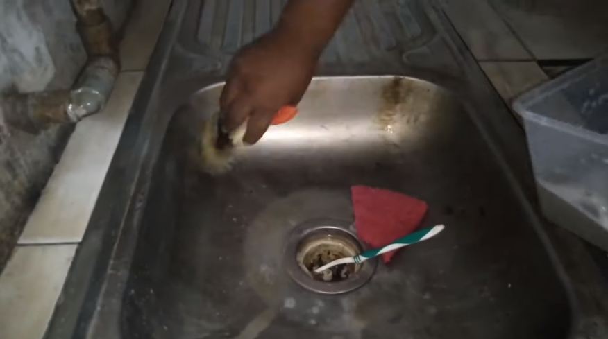 Cara ampuh hilangkan kerak di bak cuci piring, kinclong seperti baru