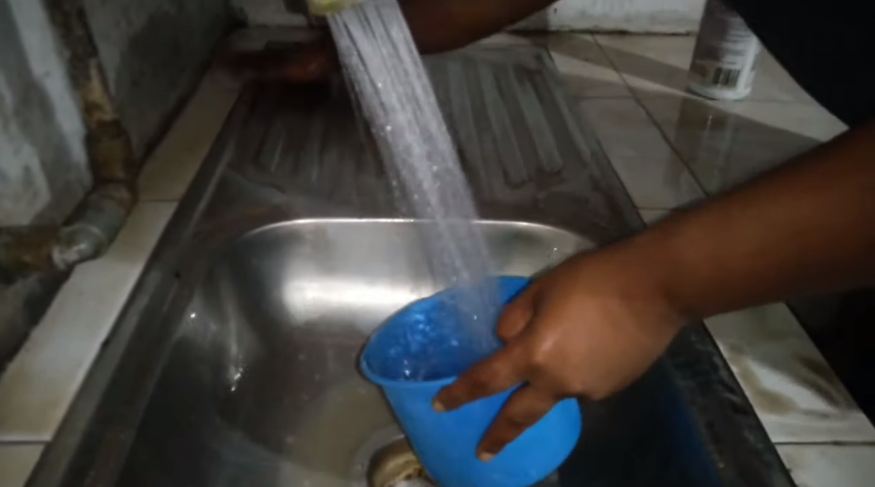 Cara ampuh hilangkan kerak di bak cuci piring, kinclong seperti baru