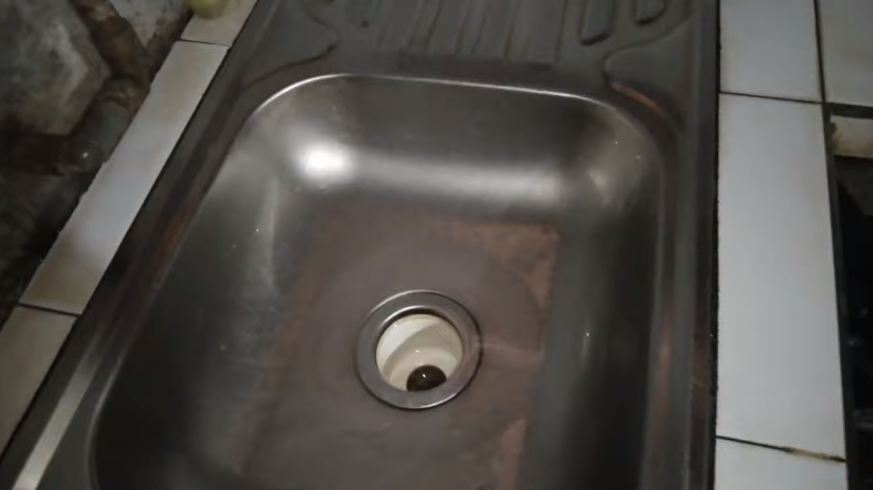 Cara ampuh hilangkan kerak di bak cuci piring, kinclong seperti baru