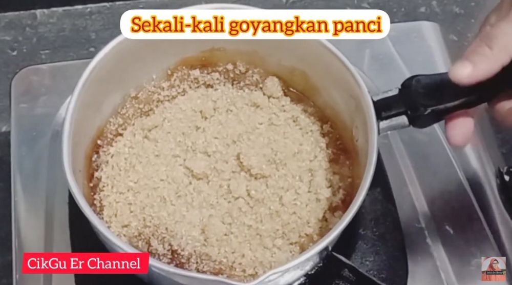 7 Cara membuat gula karamel cair untuk bolu sarang semut supaya tidak pahit dan warnanya cantik