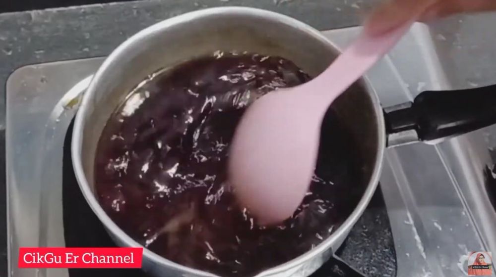7 Cara membuat gula karamel cair untuk bolu sarang semut supaya tidak pahit dan warnanya cantik