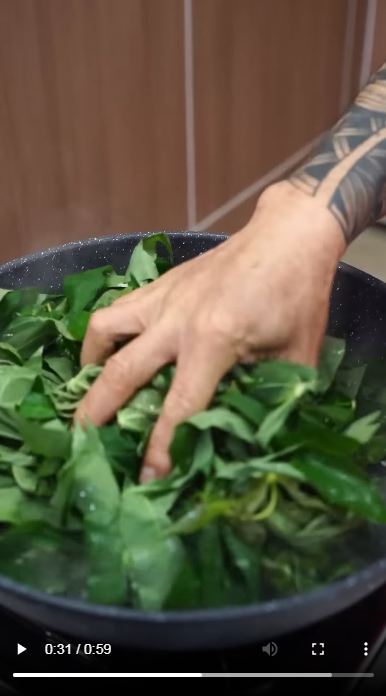 Pakai 3 bahan dapur, ini cara merebus daun singkong ala restoran Padang agar empuk dan tetap hijau