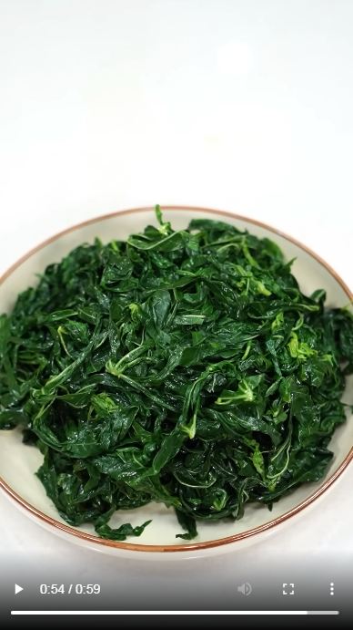 Pakai 3 bahan dapur, ini cara merebus daun singkong ala restoran Padang agar empuk dan tetap hijau