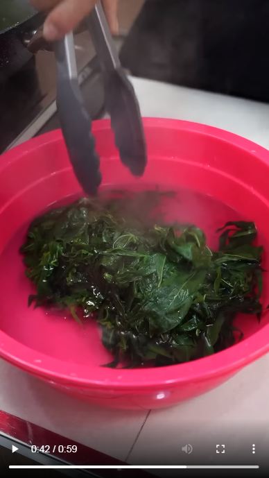 Pakai 3 bahan dapur, ini cara merebus daun singkong ala restoran Padang agar empuk dan tetap hijau