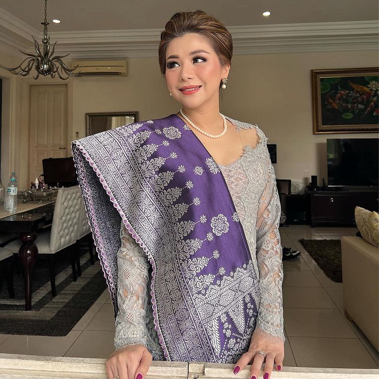 gaya istri presenter kondangan © berbagai sumber gaya istri presenter kondangan © berbagai sumber