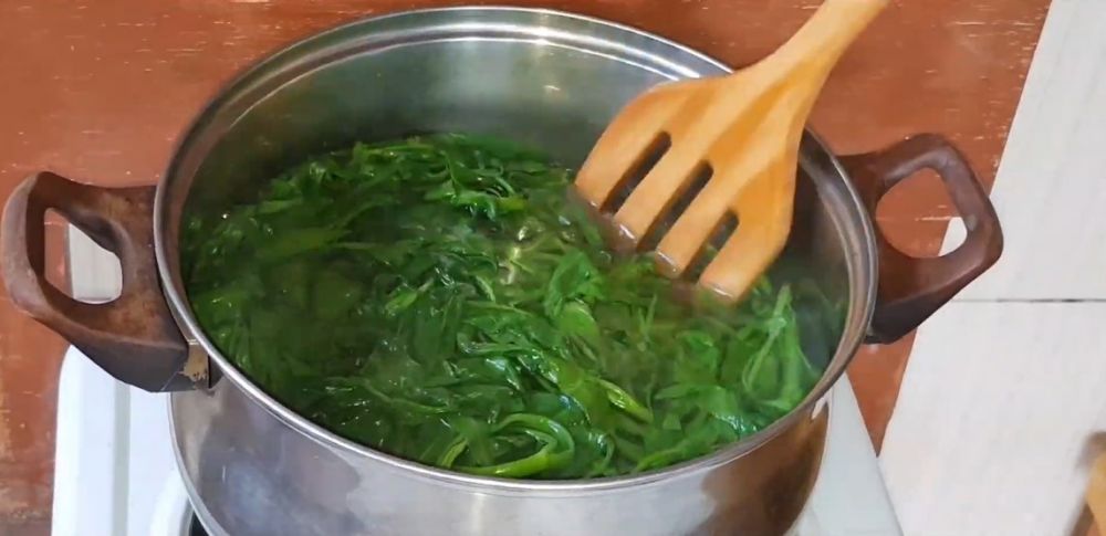 Trik merebus kangkung untuk urap supaya warna hijaunya tak luntur dan menghitam