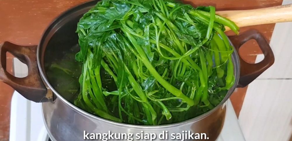 Trik merebus kangkung untuk urap supaya warna hijaunya tak luntur dan menghitam