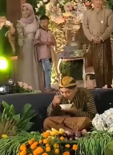 Potret pernikahan pakai dekorasi hidup TikTok