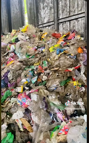 Lulusan S2 memilih bekerja di tempat sampah  © 2023 brilio.net