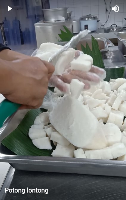 Cara sederhana mengiris lontong supaya tidak lengket di pisau dan hancur