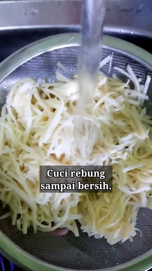 Cuma butuh 2 bahan dapur dan sekali perebusan, ini cara ampuh hilangkan bau pesing pada rebung