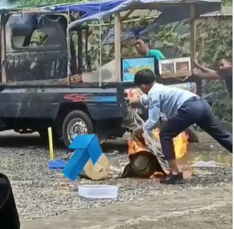 Pemuda ini bantu padamkan api © 2023 brilio.net