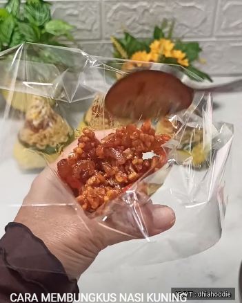 Nggak pakai cetakan khusus, ini 7 cara membungkus tumpeng mini yang bentuknya rapi dan cantik