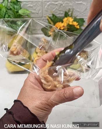 Nggak pakai cetakan khusus, ini 7 cara membungkus tumpeng mini yang bentuknya rapi dan cantik