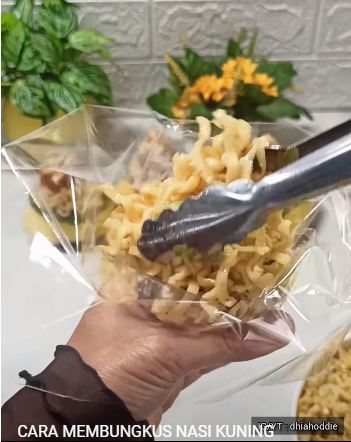 Nggak pakai cetakan khusus, ini 7 cara membungkus tumpeng mini yang bentuknya rapi dan cantik