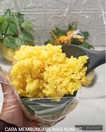 Nggak pakai cetakan khusus, ini 7 cara membungkus tumpeng mini yang bentuknya rapi dan cantik