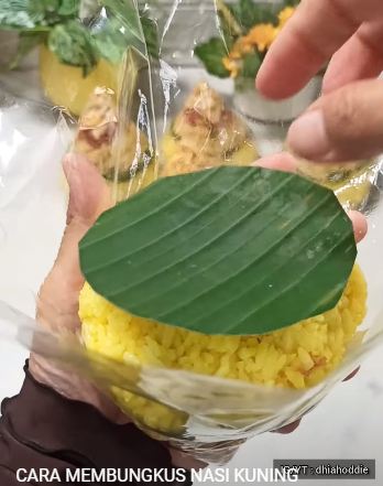 Nggak pakai cetakan khusus, ini 7 cara membungkus tumpeng mini yang bentuknya rapi dan cantik