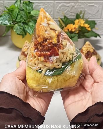 Nggak pakai cetakan khusus, ini 7 cara membungkus tumpeng mini yang bentuknya rapi dan cantik