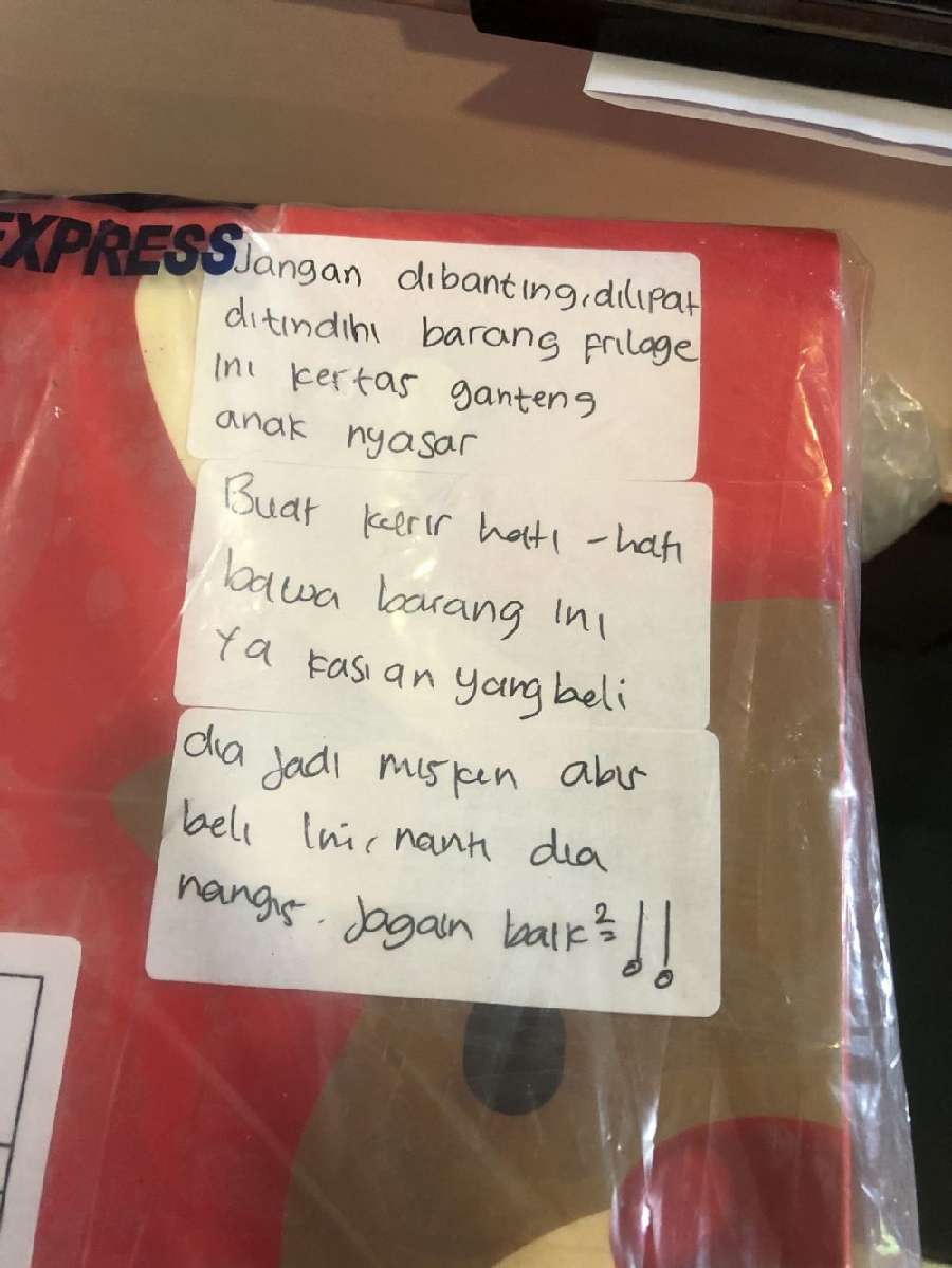 11 Tulisan lucu pesan ‘jangan dibanting’ di paket ini ada-ada aja idenya, bisa jadi inspirasi 