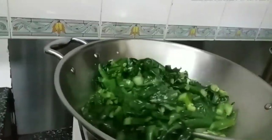 Trik masak sayur kailan ini ampuh bikin warnanya tak berubah dan nutrisinya terjaga