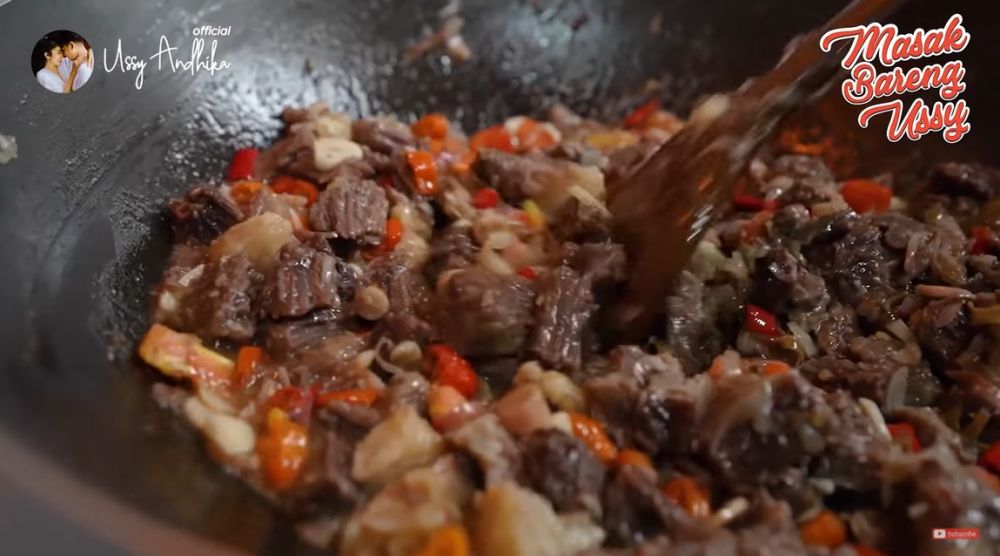 11 Masakan lauk sehari-hari Ussy Sulistiawaty ini enak, bumbunya nggak ribet, dan antibosan