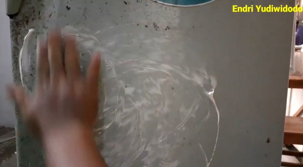 Cara membersihkan jamur di pintu kulkas, kinclong cuma pakai satu bahan tanpa disikat