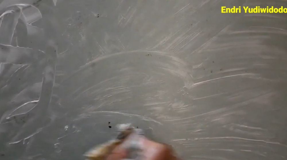 Cara membersihkan jamur di pintu kulkas, kinclong cuma pakai satu bahan tanpa disikat