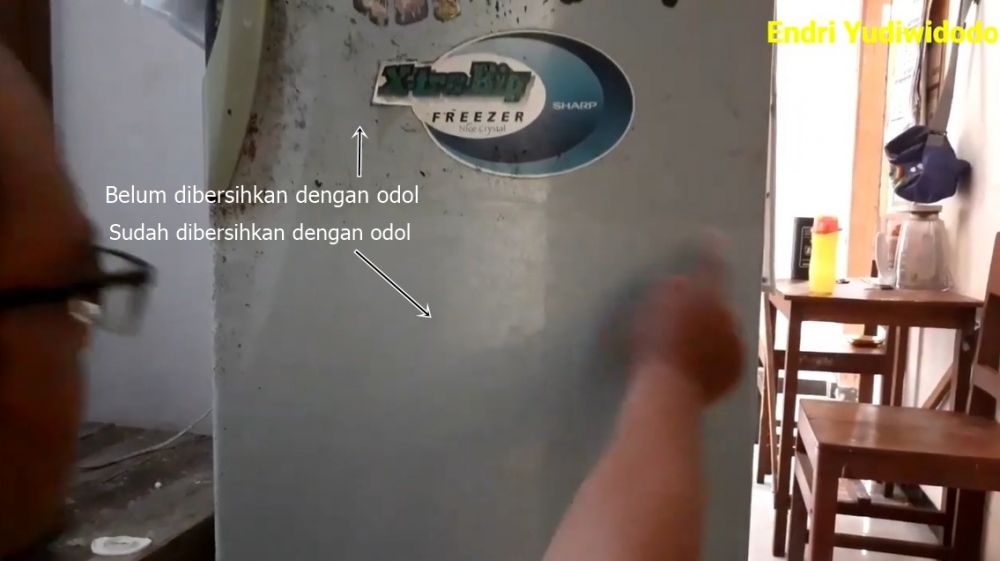 Cara membersihkan jamur di pintu kulkas, kinclong cuma pakai satu bahan tanpa disikat