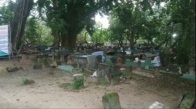 Wanita ini pamer review rumah tengah makam Berbagai sumber