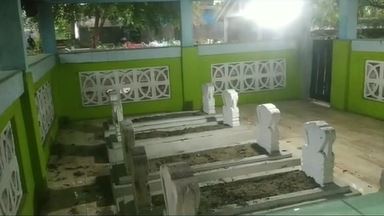 Wanita ini pamer review rumah tengah makam Berbagai sumber