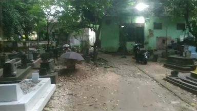 Wanita ini pamer review rumah tengah makam Berbagai sumber