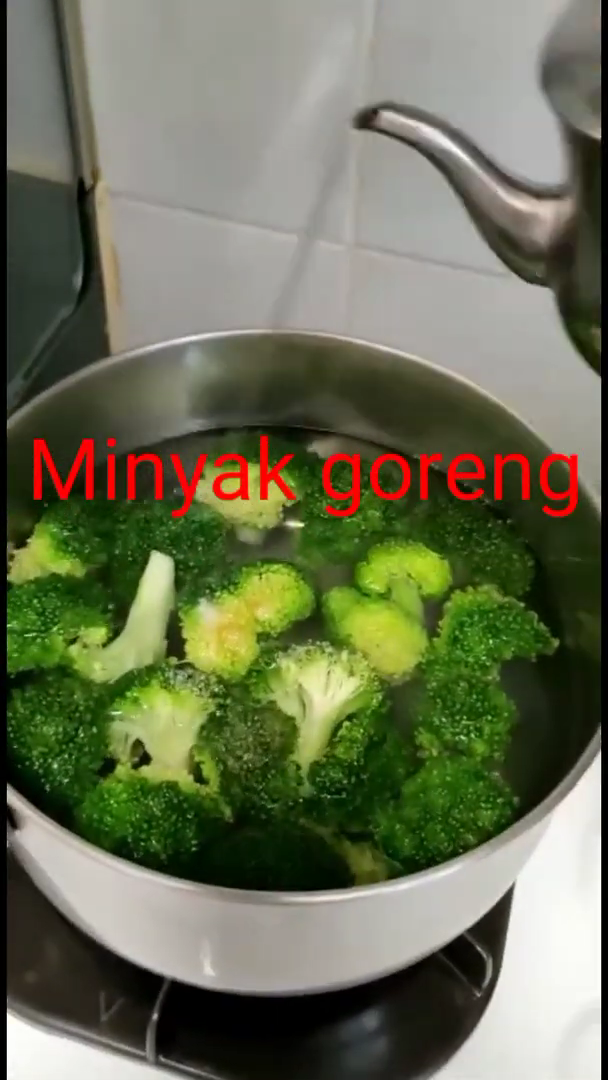 Tambahkan 3 bahan dapur, ini trik jitu merebus brokoli agar tetap renyah dan hijau