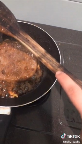 Tak cuma agar mudah digantung, ini fungsi lain lubang gagang teflon yang tak disadari banyak orang