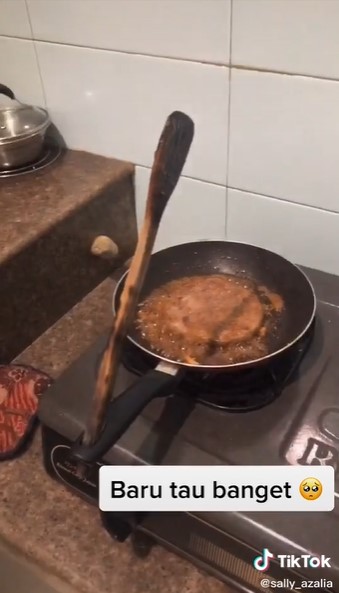 Tak cuma agar mudah digantung, ini fungsi lain lubang gagang teflon yang tak disadari banyak orang