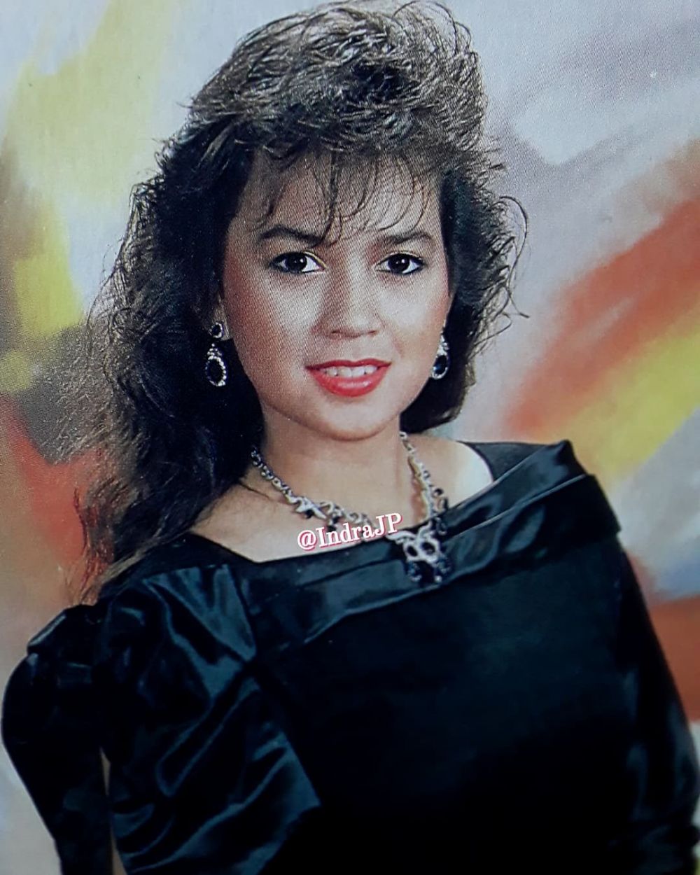 transformasi pemeran kasir restoran di film Warkop Itu Bisa Diatur © berbagai sumber