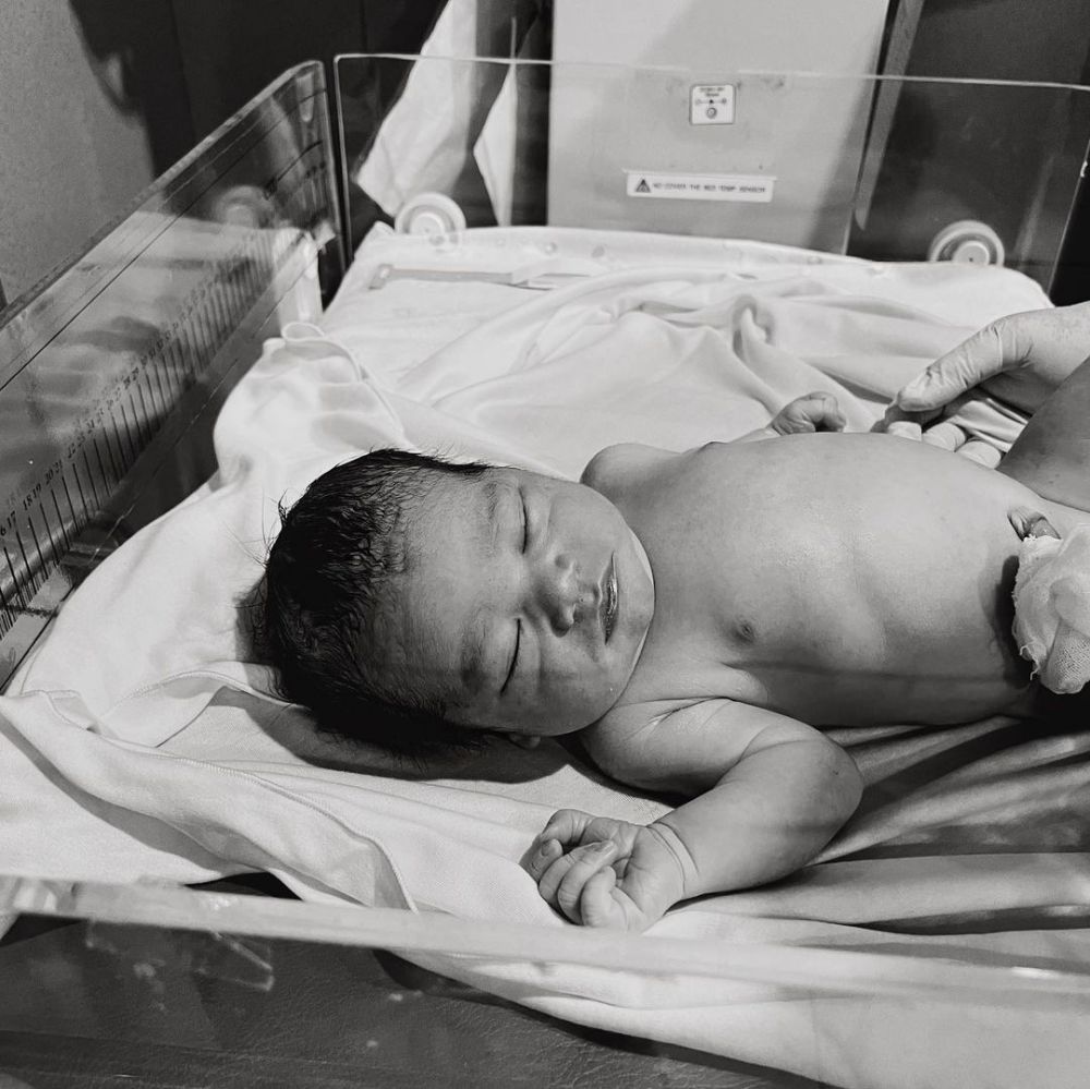 7 Momen Jennifer Bachdim melahirkan anak ke-4, perjuangan lahirkan bayi 3,6 kg tuai decak kagum